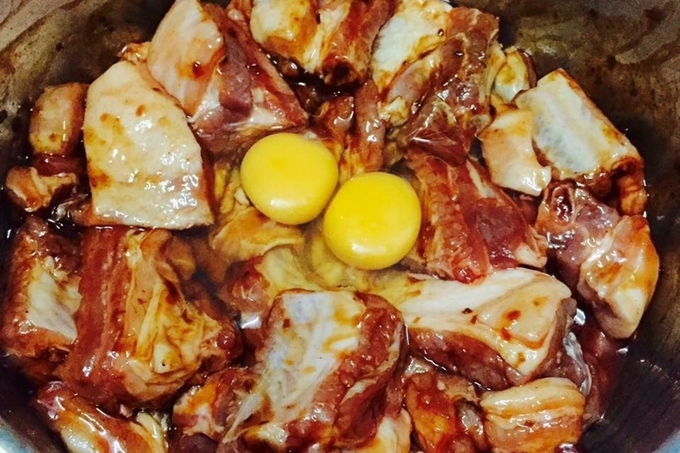  Thêm trứng gà sau khi ướp thịt với nước ép táo hoặc nước dừa giúp món ăn béo, vị hấp dẫn. 