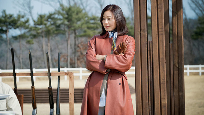  Phối cùng các mẫu sơ mi đơn sắc kiểu basic là những mẫu áo da, áo choàng, áo dạ phù hợp tiết trời se lạnh ở Hàn Quốc.