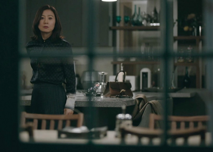  Trong suốt 14 tập phim đã phát sóng, Kim Hee Ae luôn xuất hiện với phong cách thanh lịch và hình ảnh chỉn chu từ đầu tóc, trang phục cho tới phụ kiện đi kèm. Trong đó, áo sơ mi là món đồ được khai thác triệt để.