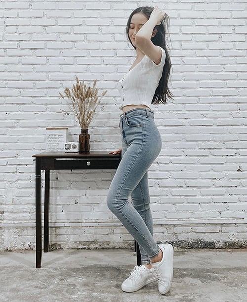 Áo thun ôm sát dễ dàng khoe vòng một gợi cảm và vòng eo thon gọn như Jun Vũ là sản phẩm 'cháy hàng' ở mùa hè năm nay.