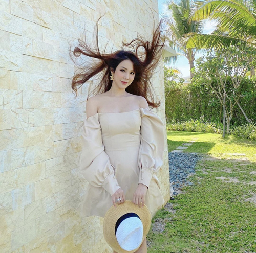 Diệp Lâm Anh khoe vai trần gợi cảm trong mẫu váy trễ vai, tay bồng và gam màu trung tính đúng xu hướng xuân hè 2020.