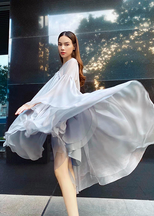  Váy lụa mềm, dáng oversize là một trong những trang phục được Hồ Ngọc Hà yêu thích ở mùa hè năm nay. Kiểu đầm đề cao sự giải phóng hình thể và giúp người mặc trở nên nhẹ nhõm hơn trong những ngày oi nồng.