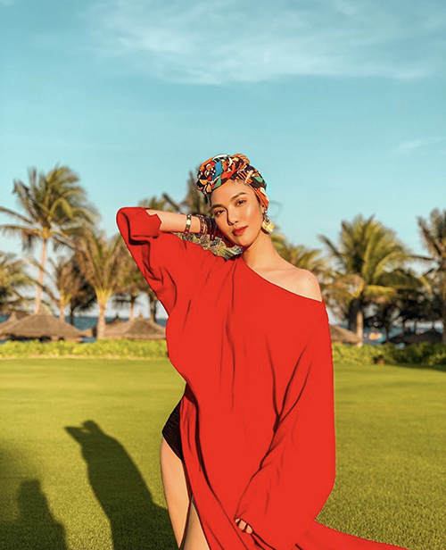 Cùng với các mẫu bikini liền thân, short, áo ôm tôn vóc dáng, Lan Khuê chọn thêm kiểu đầm lụa tông màu bắt mắt khi đi du lịch biển cùng gia đình.