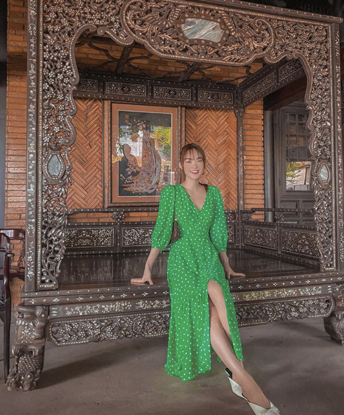  Bên cạnh các kiểu váy xẻ 'bất tận', chị em văn phòng có thể tham khảo các kiểu đầm vintage của Minh Hằng và nhiều sao Việt.