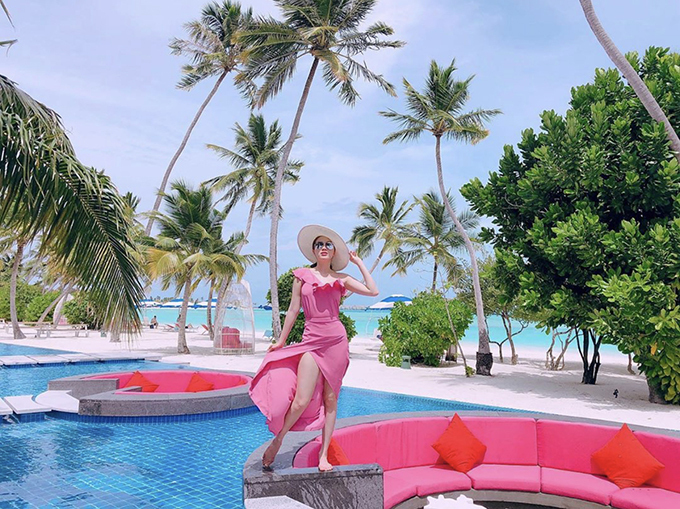 Nếu thích trang phục tông màu bắt mắt thì bộ cánh hồng cánh sen của Bảo Thy là gợi ý hợp lý cho các nàng khi chọn đồ đi nghỉ mát vào mùa nắng.