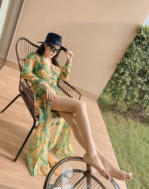 Váy lụa, áo choàng dáng dài với kiểu xẻ cao như của Lê Hà thường được mix cùng bikini tiệp sắc màu. Set đồ tạo cảm giác bay bổng và thoải mái khi đi nghỉ dưỡng.