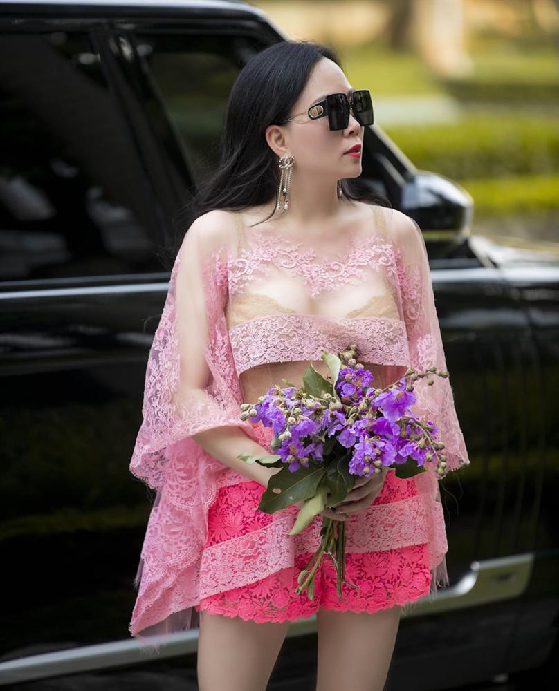  Tuy nhiên, áo voan xuyên thấu đáp ren hồng nhạt, kết hợp cùng quần ren hoa hồng đậm và một bó hoa tím không phải là một sự kết hợp ăn ý cho lắm bởi trông khá sến.