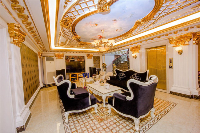  Bên trong các tầng, nội thất đều được chủ nhân lấy tông màu vàng làm màu chủ đạo với thiết kế nội thất phong cách châu Âu và đều được nhập về từ châu lục này. 