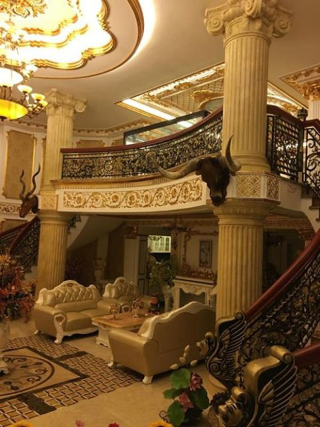 Nhiều chi tiết được nữ chủ nhân dát vàng sang trọng, đẹp mắt.