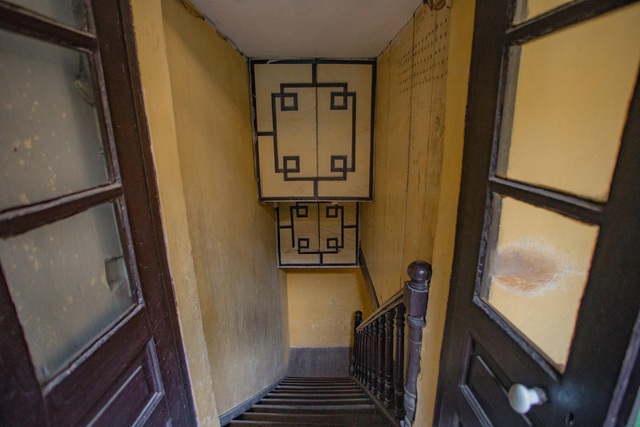  Hai tầng được nối với nhau bằng hệ thống cầu thang gỗ lim được sơn đen bóng.