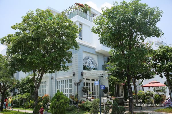  Năm 2014, vợ chồng Thúy Hạnh - Minh Khang chuyển từ nhà chung cư ở quận Bình Thạnh về biệt thự riêng tại quận 9, TP.HCM. Căn nhà nằm ở vị trí góc, hai mặt tiền rất đẹp.