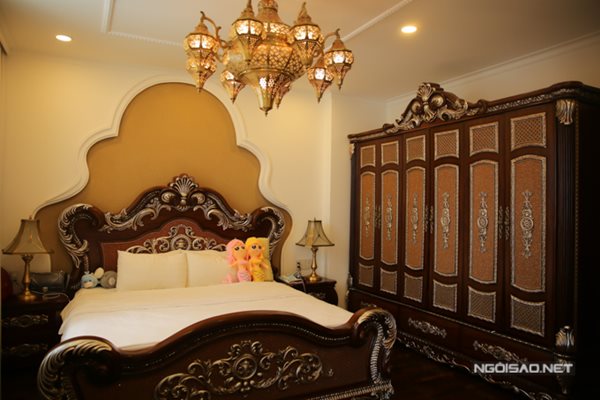  Tầng hai là phòng ngủ mang phong cách Ả Rập huyền bí của vợ chồng Thúy Hạnh. Cựu người mẫu muốn mỗi khu vực trong nhà mang màu sắc khác nhau, tạo cảm giác mới mẻ, thú vị.