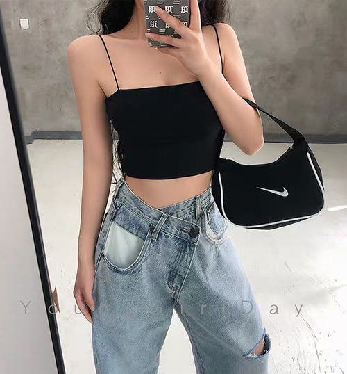  Các cô gái ít người ứng dụng kiểu jeans vạt lệch hoàn toàn như Tóc Tiên, thay vào đó là cài khuy chéo cũng độc đáo không kém nhưng dễ dùng hơn hẳn.