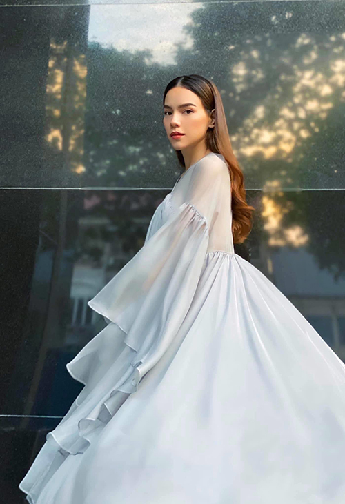 Váy suông không kén dáng, thiết kế trên các chất liệu voan lụa mềm hợp xu hướng 2020 giúp Hồ Ngọc Hà thêm sành điệu.