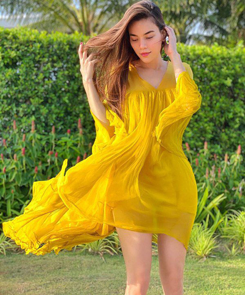  Hồ Ngọc Hà chọn váy lụa để mix đồ street style thay vì các mẫu váy áo bó sát hình thể.