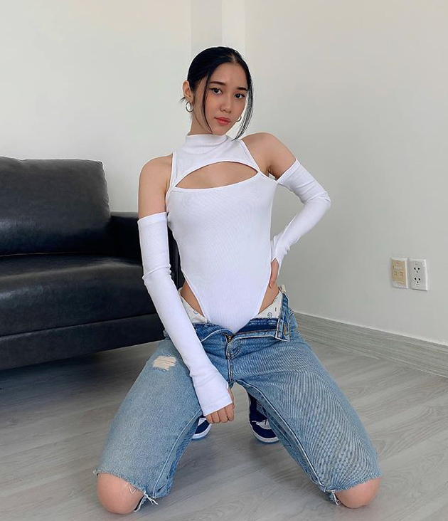  Người đẹp Quỳnh Hương mặc quần jeans bung khuy để chiếc bodysuit càng thêm gợi cảm. Với chất liệu thun co giãn, áo bó sát vào người và tôn đường cong của người mặc.