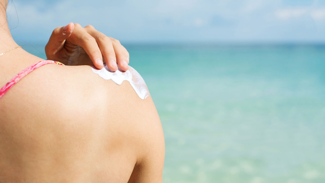  Dùng kem chống nắng “hết đát” không chỉ làm giảm khả năng chống cháy nắng mà còn gây nguy hiểm cho sức khỏe da.