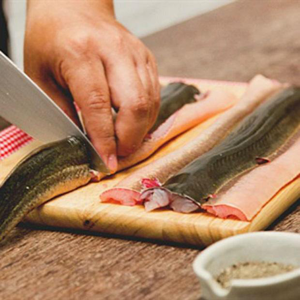  Khi chế biến lươn, cần đặc biệt lưu ý phải nấu chín thịt hoàn toàn để tránh nhiễm ký sinh trùng. Ảnh minh họa