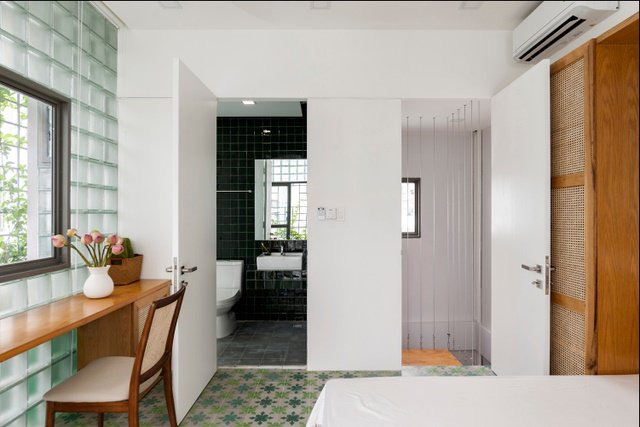  Phòng ngủ với phòng tắm được “ẩn” sau các vách ngăn kính của tầng 1, nhờ thiết kế khéo léo, ít ai nhận ra ngôi nhà được xây trên khu đất có diện tích vỏn vẹn 18 m2.