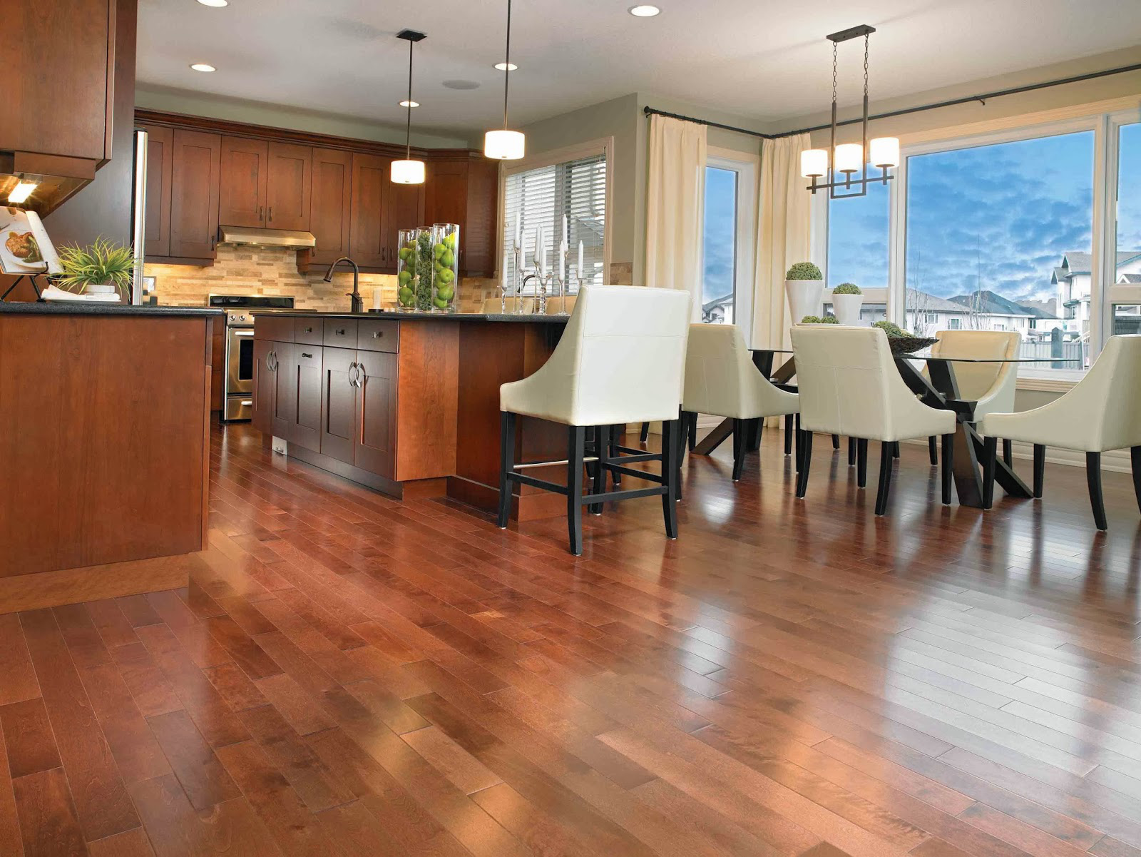  Không gian phòng ăn sang trọng và ấm cúng với tủ bếp gỗ kết hợp với sàn gỗ.