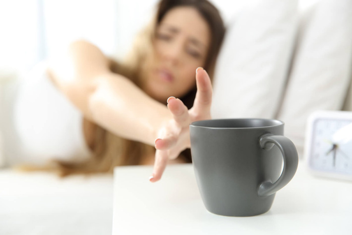  Tiêu thụ các loại đồ uống chứa cồn và caffein có khả năng phá hủy giấc ngủ của bạn.