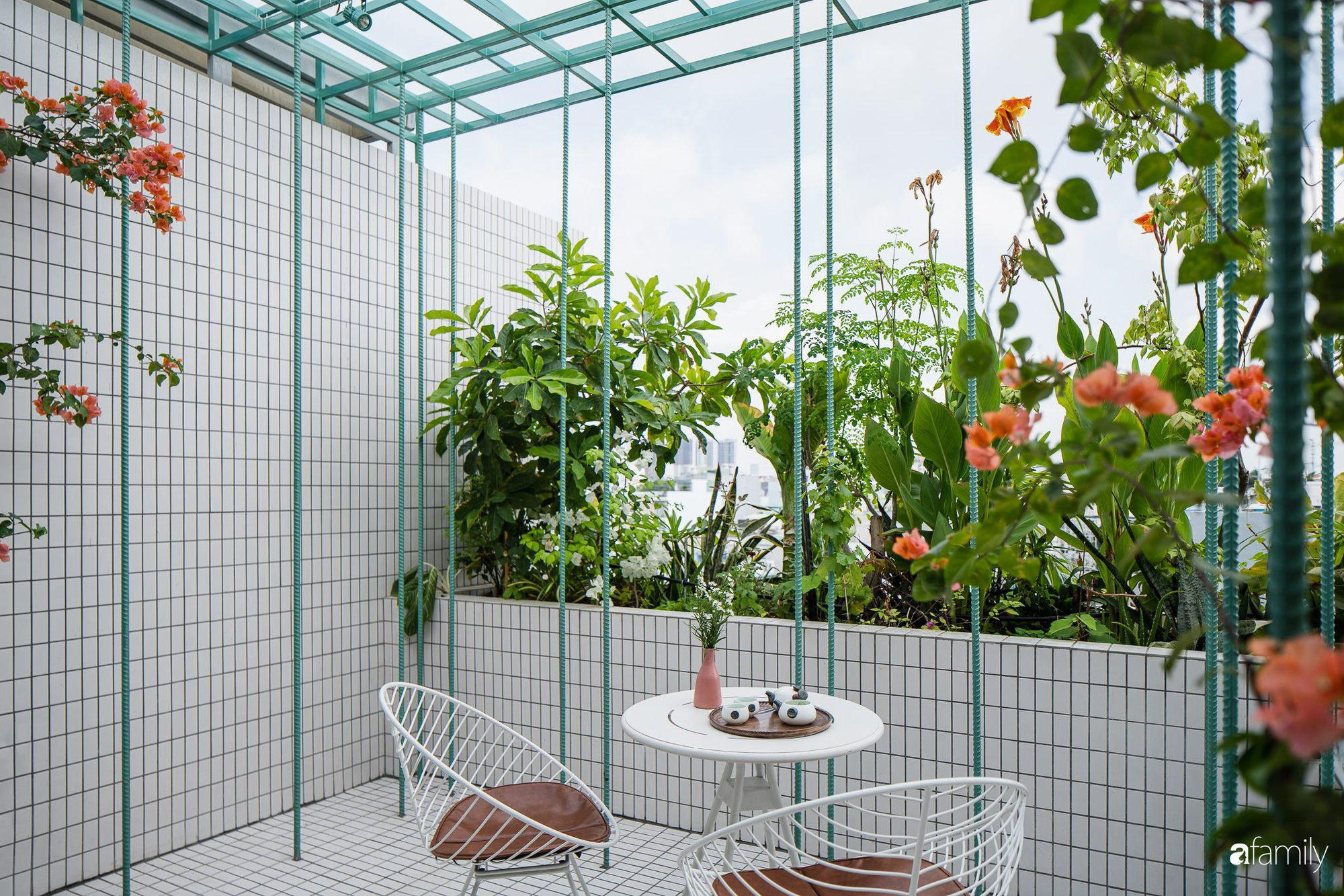 Khoảng sân thượng nhiều cây và hoa.
