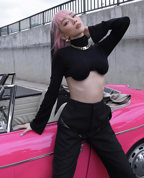 Tóc Tiên diện áo crop-top với kiểu dáng độc đáo để tạo nên nét phá cách cho trang phục street style. Các mẫu phụ kiện to bản theo đúng trend 2020 cũng được ca sĩ sử dụng để hoàn thiện set đồ.