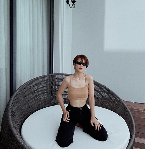 Áo ren xuyên thấu của Phí Phương Anh được mix-match ăn ý với nội y tiệp màu để người đẹp khoe nét sexy một cách ý nhị.