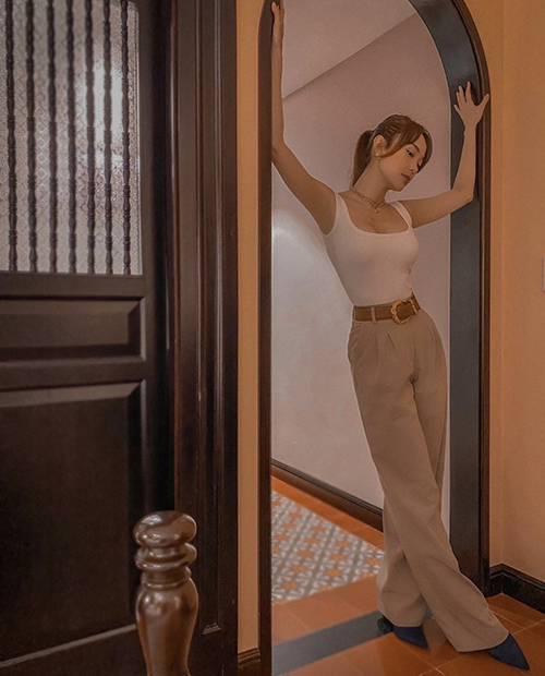 Chọn set đồ đơn giản nhưng Minh Hằng vẫn khéo khoe lợi thế hình thể qua mẫu áo thun ôm đi cùng quần suông ống rộng.