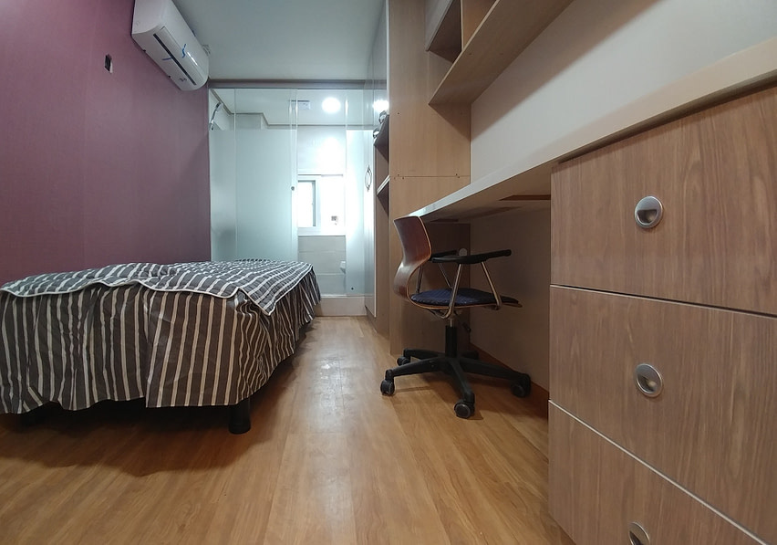 Các căn phòng thường đầy đủ nhu cầu sinh hoạt và được bố trí gọn đẹp.