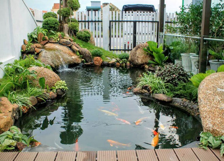 Tạo hòn non bộ ngay cạnh.
