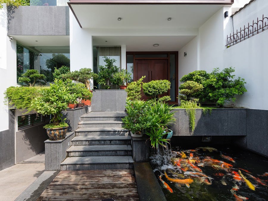 Không mất nhiều diện tích nhưng hồ cá giúp tâm trạng mọi người thoải mái, thư thái hơn.