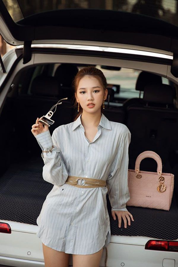 Nữ ca sĩ 10X khéo léo tận dụng đai thắt eo nhằm tạo hiệu ứng kéo dài vóc dáng.