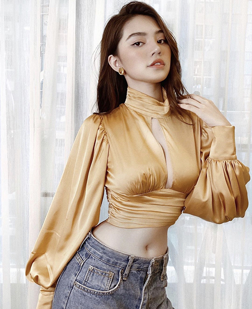  Jolie Nguyễn khoe vòng eo 'con kiến' với mẫu áo tay bồng đi kèm chi tiết xẻ ngực sexy.