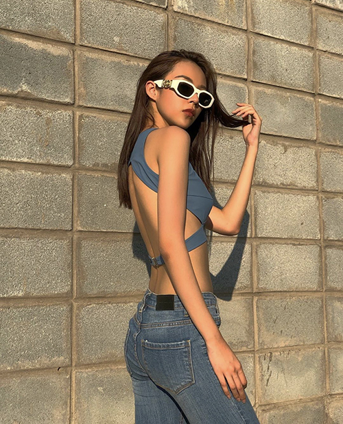  Phí Phương Anh khoe lưng trần, eo thon khi phối áo cut-out cùng quần jeans cho set đồ dạo phố.