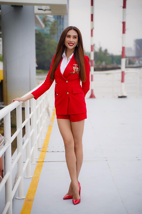 Siêu mẫu Võ Hoàng Yến tôn chân thon với cách phối áo blazer đồng điệu với short và giày cao gót.