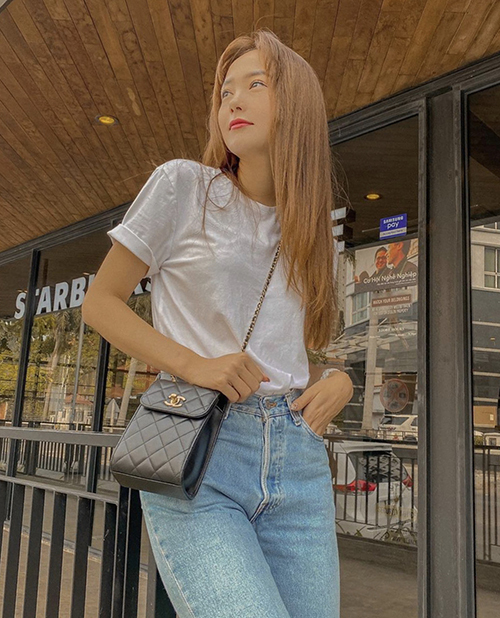 Áo thun phom basic đi cùng các mẫu quần jeans ống suông, jeans xắn gấu cũng dễ sử dụng khi đến văn phòng hay đi dạo phố.