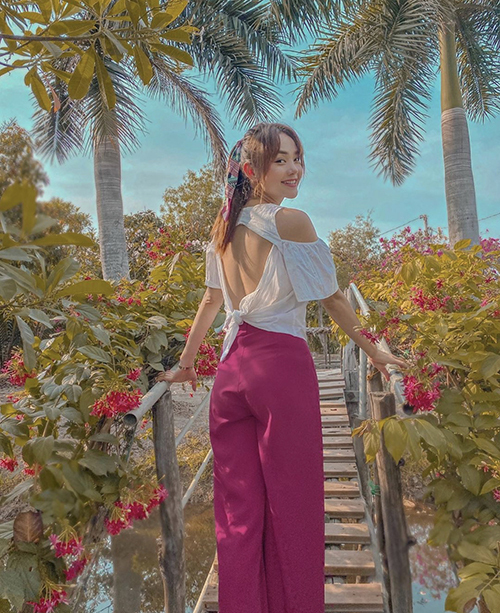 Cùng với những set đồ tôn nét hiện đại, Minh Hằng còn sử dụng nhiều mẫu áo điệu đà để phối cùng quần suông theo đúng style 'bánh bèo'.