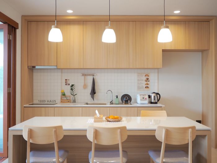  Khu vực bếp được thiết kế hệ tủ đơn giản, gọn nhẹ. Không cầu kỳ mà được tiết chế với màu sắc và ánh sáng hài hòa khiến không gian trở nên rộng và đẹp hơn.