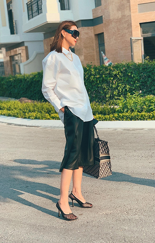  Giày lưới, dáng cao gót được Thanh Hằng cập nhật từ đầu mùa xuân hè 2020. Siêu mẫu phối hợp ăn ý tông đen - trắng trên set đồ gồm sơ mi dáng rộng, quần ống lửng và túi Dior.