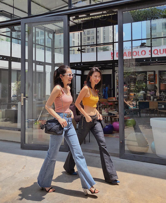  Cũng diện style từ thập niên 90, cả hai cũng chính là những người đi đầu xu hướng  cho giới trẻ Việt với áo ba lỗ ôm sát và quần ống loe siêu tôn dáng.