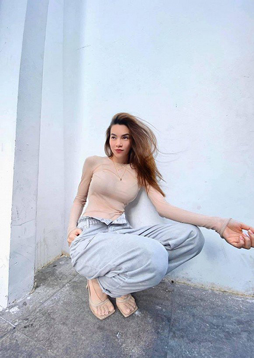 Áo ôm body trên chất liệu thun mỏng, màu nude được Hồ Ngọc Hà sử dụng cùng quần jeans đáy thụng, sandal mũi vuông hot trend.