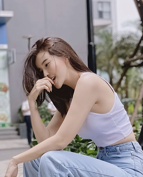 Những mẫu áo crop-top màu đơn sắc, kiểu dáng đơn giản cũng được Cao Thái Hà lựa chọn để phối đồ dạo phố.