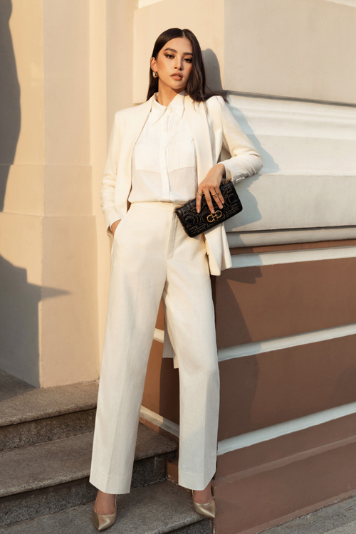  Suit tông trắng ngà giúp hoa hậu Tiểu Vy có được nét thanh lịch và sành điệu cùng trào lưu ăn mặc thịnh hành.