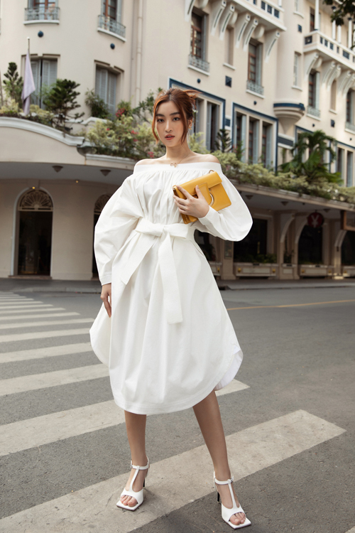 Không diện suit hiện đại như Tiểu Vy, hoa hậu Đỗ Mỹ Linh lại tôn nét khả ái bằng các mẫu váy trắng, short hài hòa tiết trời mùa nắng.