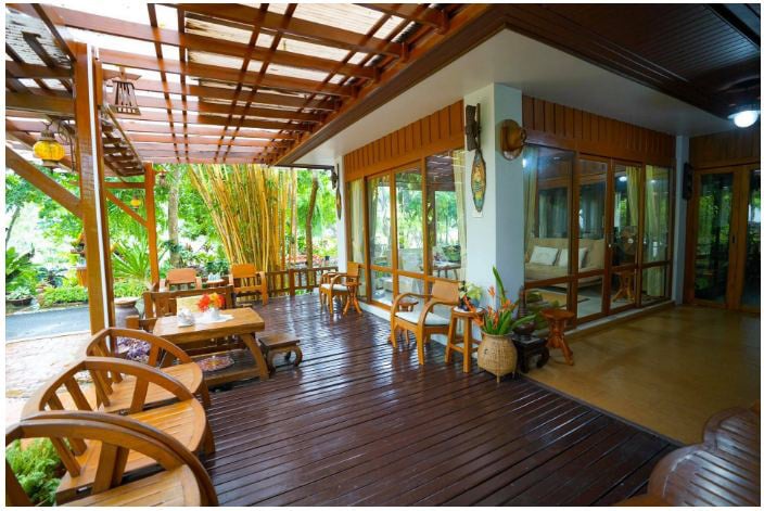 Những bức tường kính giúp không gian bên trong tận hưởng vẻ đẹp xanh tươi và ánh sáng ngập tràn từ bên ngoài.