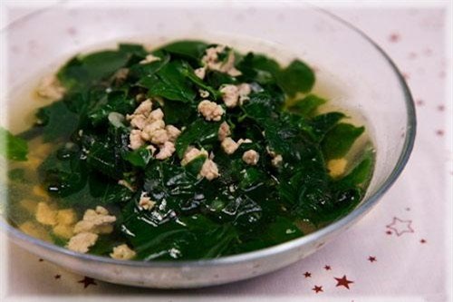 Muốn có được món canh này ngon bạn cần chọn lá non nhỏ, màu xanh và còn tươi và vò nhẹ cho hơi nát lá.