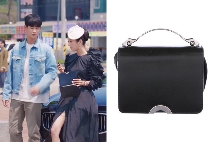  Diện bộ cánh đen nên Seo Ye Ji cần một chiếc túi đen tông xuyệt tông để giúp outfit thêm hài hoà có già gần 82 triệu đồng sang xịn hết cỡ.