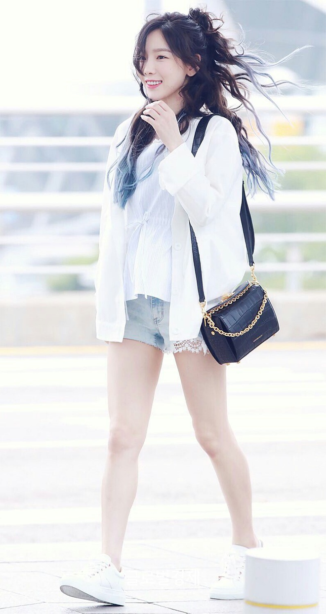  Taeyeon mix áo sơ mi trắng với quần shorts khi đi làm, cách phối màu trang phục để không tự 