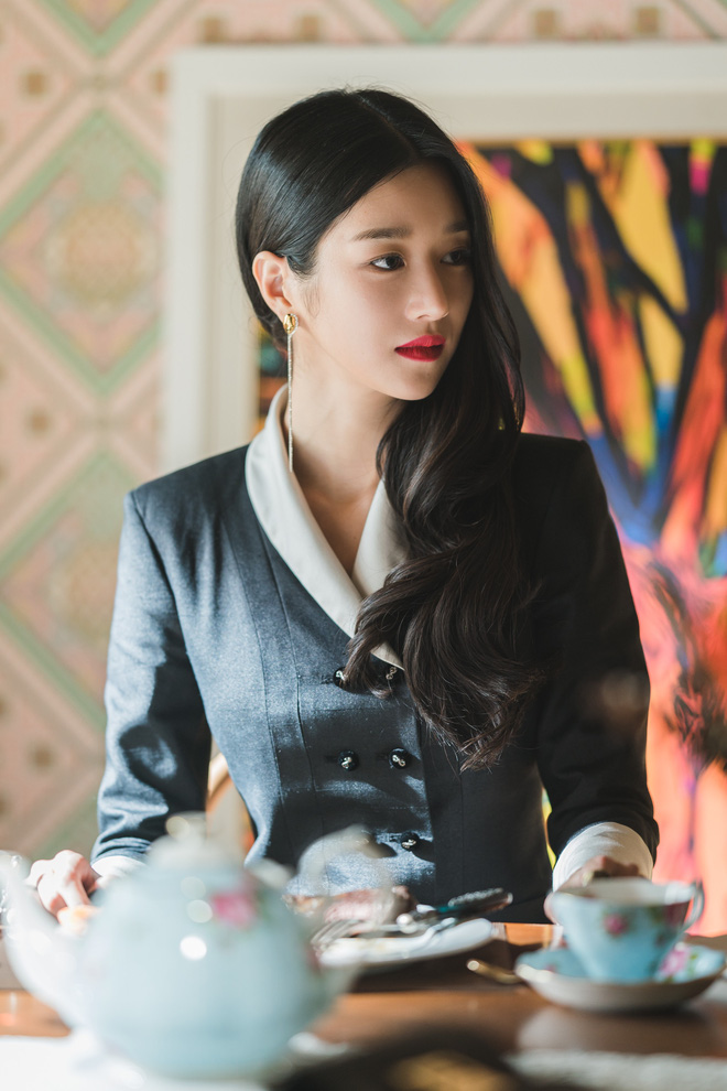  Style của Seo Ye Jin trong phim được định hướng nhã nhặn, nữ tính, đôi lúc sẽ có chút bí ẩn, quyến rũ. Ít ai biết được rằng mọi món đồ mà cô diện lên người đều là các items hàng hiệu của nhiều nhà mốt trứ danh nên đương nhiên giá của chúng cũng không hề rẻ chút nào.